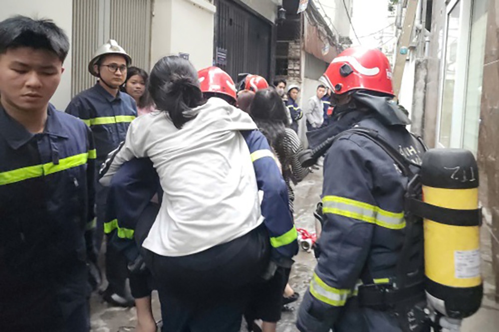 Cuu 7 nguoi mac ket trong vu chay nha tro tai Ha Noi hinh anh