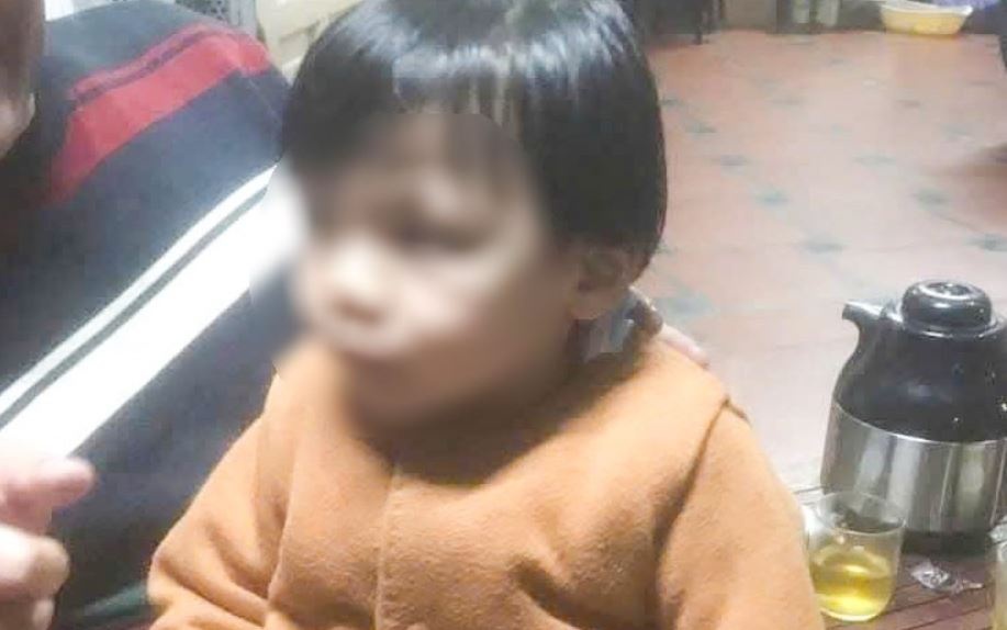 Be trai bi me bo roi trong dem kem la thu nho 'cuu chau be' hinh anh