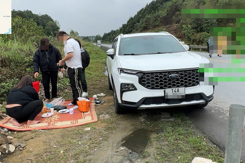 Phat 13 trieu dong tai xe dung oto, trai chieu an com canh cao toc hinh anh