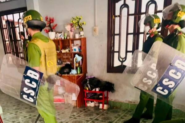 Canh sat khong che nguoi cha nhot, danh con suot 7 gio hinh anh