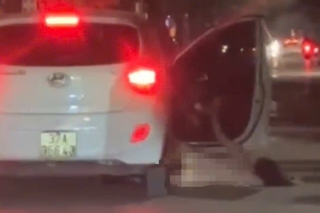 Xu phat nam tai xe de nguoi phu nu khoa than roi khoi oto dang chay hinh anh