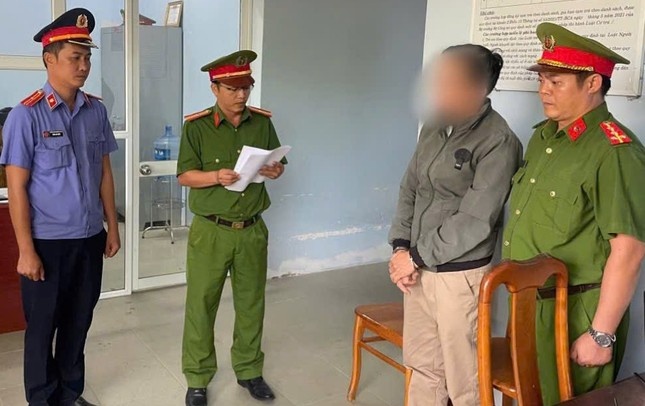 Bat tam giam thay giao giao cau voi nu sinh lop 10 hinh anh