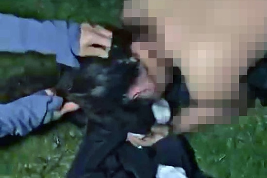 Khoi to bi can xit hoi cay, lot quan ao nguoi phu nu roi quay video hinh anh