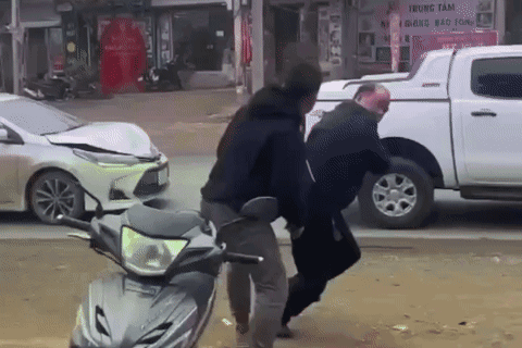 Khoi to can bo trung tam quy dat danh nguoi sau va cham giao thong hinh anh