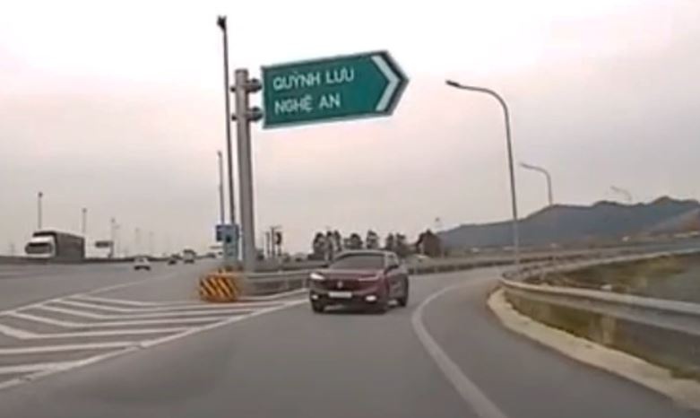 Di nguoc chieu duong dan cao toc, nu tai xe bi phat 19 trieu dong hinh anh