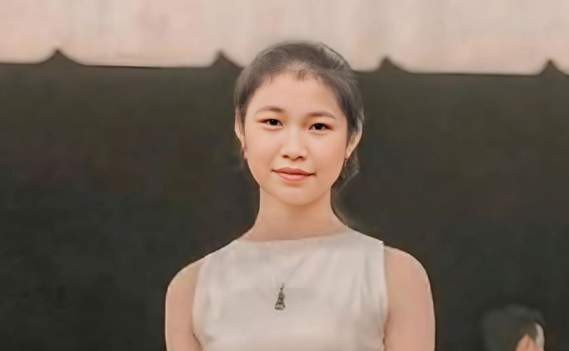 Nu sinh nam 4 o lai TP.HCM lam them dip Tet mat tich hinh anh