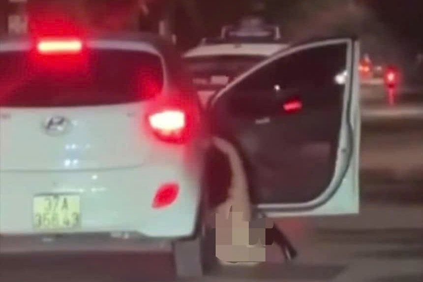 Nguyen nhan nguoi phu nu roi tu oto xuong duong o Nghe An hinh anh