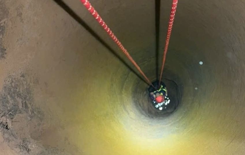 Huy dong 20 canh sat cuu nguoi dan ong roi xuong gieng sau hinh anh