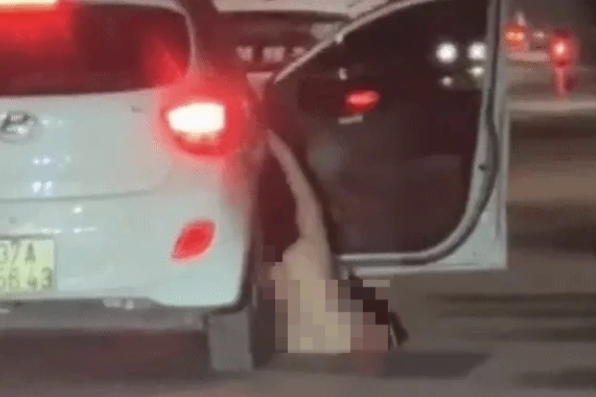 Nhung dau hieu vi pham vu clip co gai roi khoi oto khi xe dang chay hinh anh