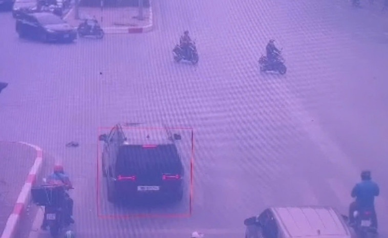 Tai xe dua nguoi di cap cuu duoc CSGT xoa phat nguoi loi vuot den do hinh anh