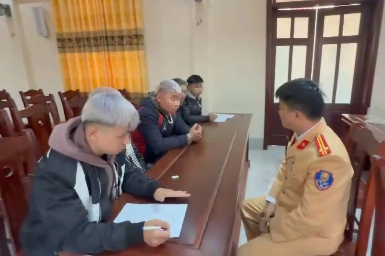 Phat hon 121 trieu voi nhom hoc sinh thao bien xe may di vao cao toc hinh anh