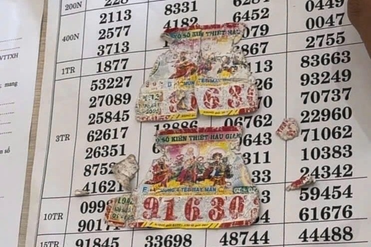 Nguoi dan ong suy sup vi 2 to ve so trung giai dac biet bi rach nat hinh anh