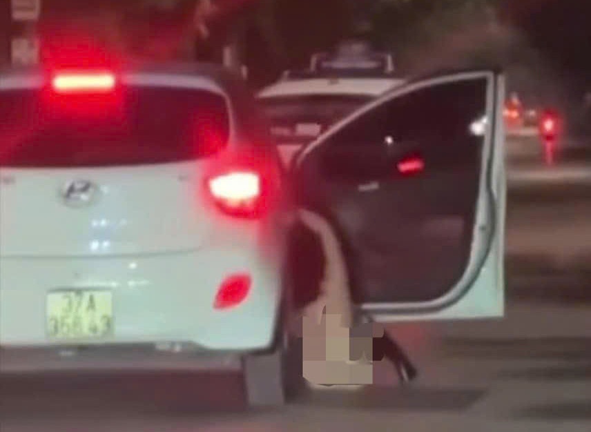 Xon xao clip co gai roi khoi oto khi xe dang chay tren duong hinh anh