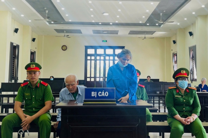 Hoi han vi cha gia 85 tuoi nhan ho toi giet nguoi, con gai ra dau thu hinh anh