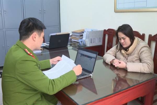 Cong an khuyen cao nguoi dan tranh 'tien mat tat mang' vi xem boi hinh anh