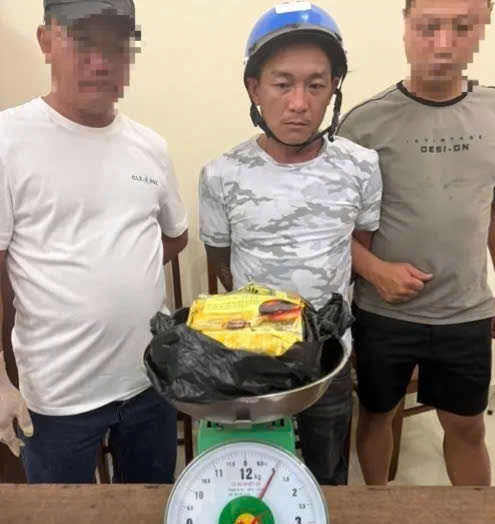 Lo dien boc la,  Nguoi ngoi sau anh 2