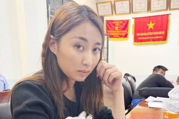 Nu doanh nhan hao nhoang va nhung tro lua tren san chung khoan hinh anh