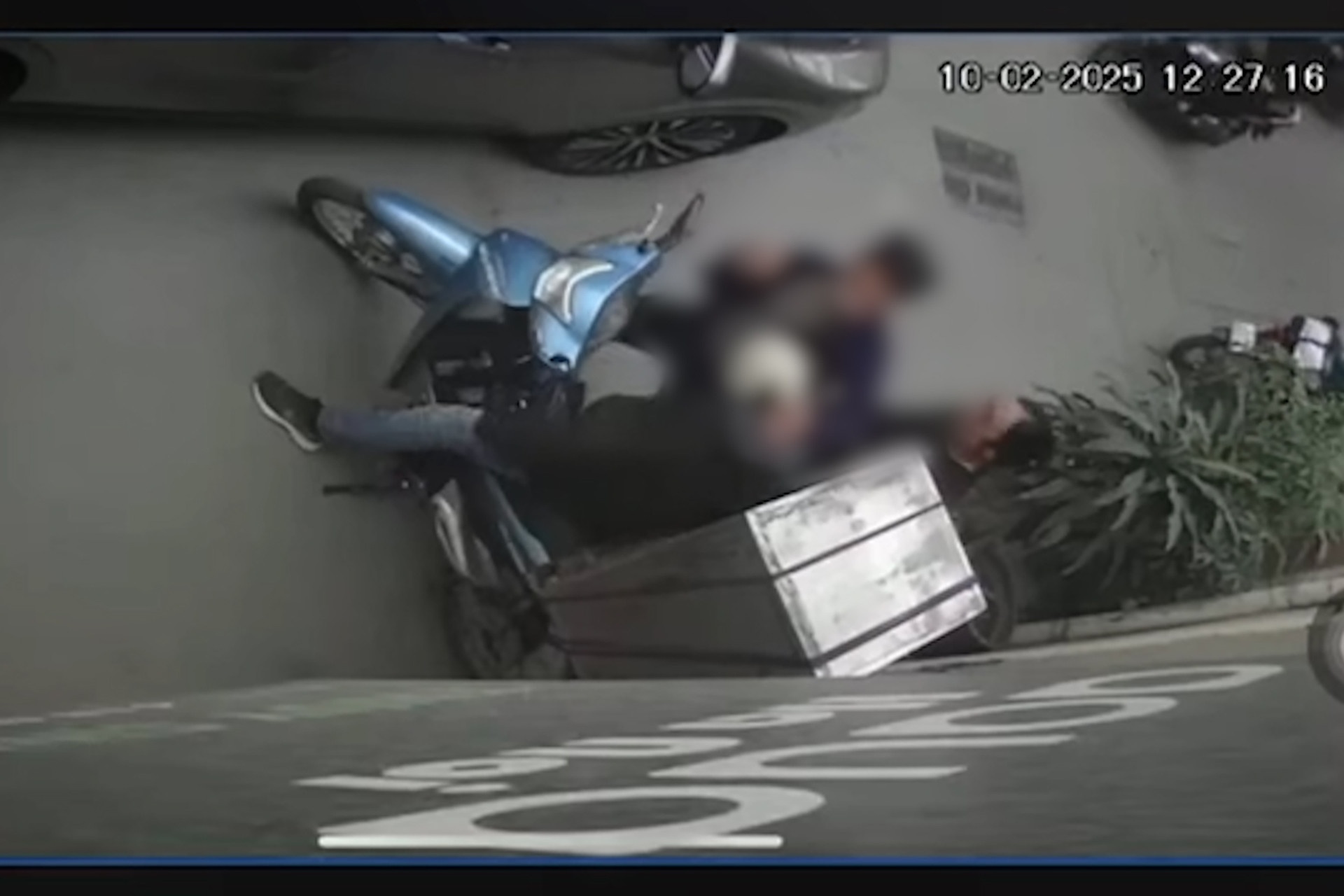 Hanh hung shipper,  Va cham giao thong anh 1