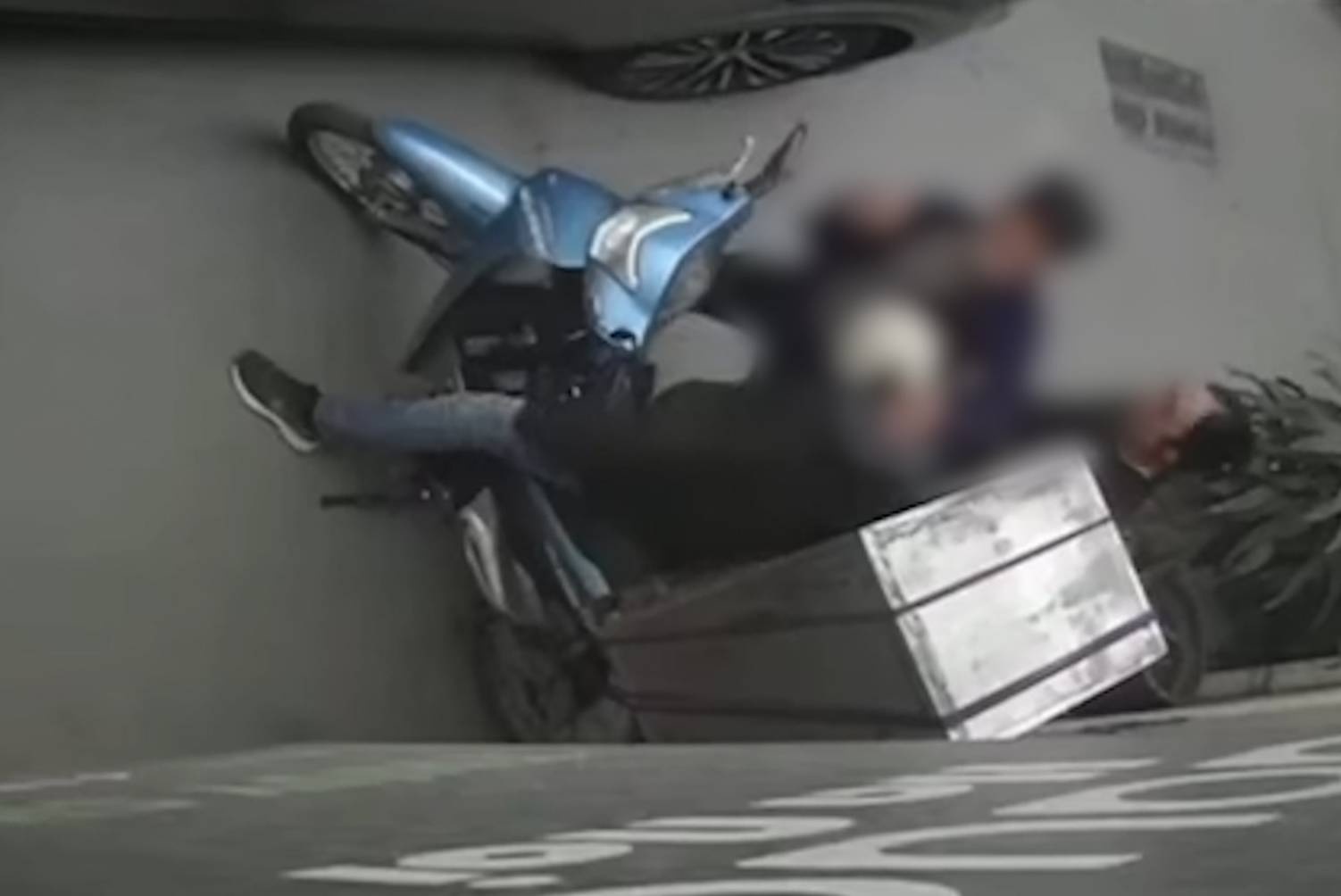 Xon xao clip tai xe oto hanh hung shipper nghi do va cham giao thong hinh anh