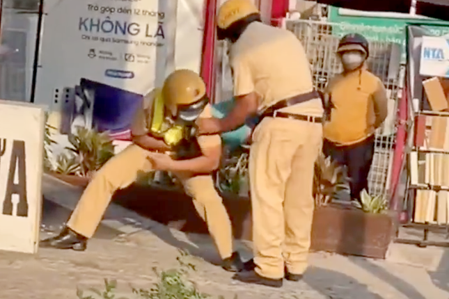 Cong an TP.HCM thong tin vu CSGT 'kep co' tai xe taxi cong nghe hinh anh