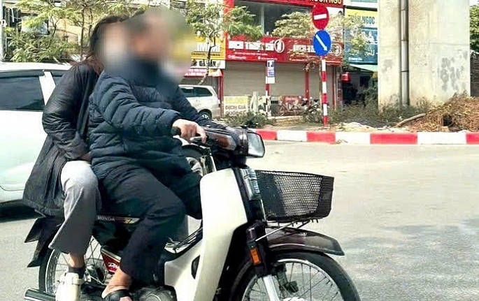 Xu ly can bo khong doi mu bao hiem khi tham gia giao thong hinh anh