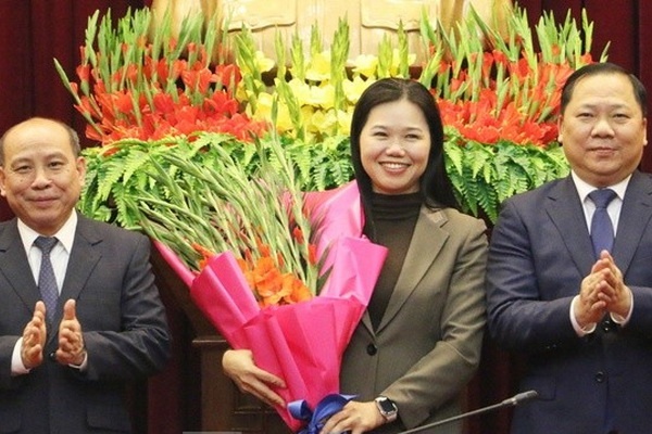 Ba Bui Thi Minh giu chuc Pho bi thu Tinh uy Hoa Binh hinh anh