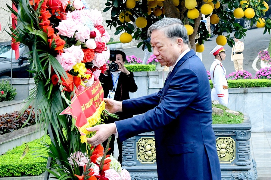 Tong Bi thu To Lam dang hoa tuong nho Chu tich Ho Chi Minh o Ha Giang hinh anh