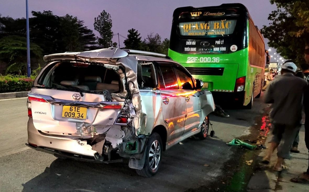 Nhieu nguoi thoat chet sau tai nan lien hoan giua 4 oto o Binh Duong hinh anh