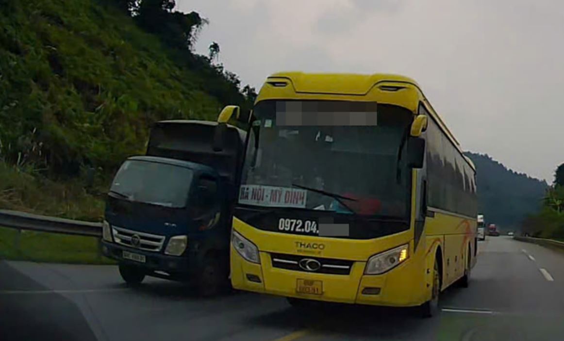 Khoanh khac xe khach vuot au, chen oto tai tren cao toc hinh anh