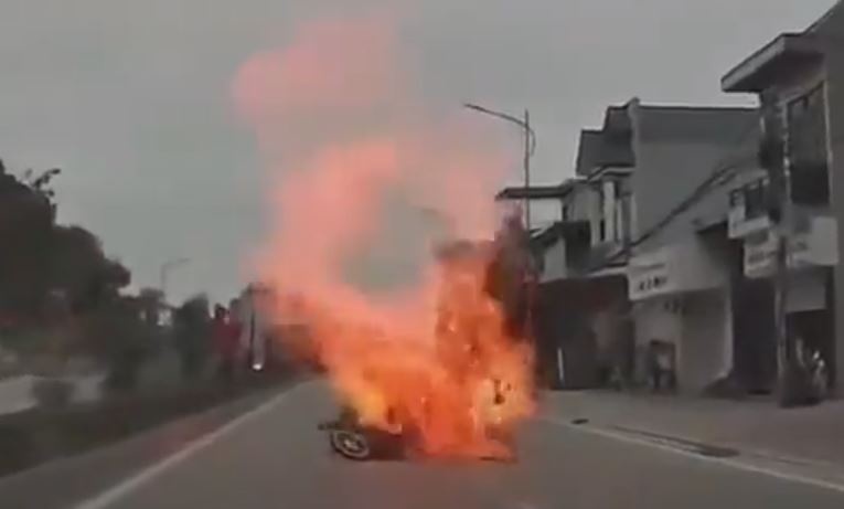 Chum bong bay boc chay sau va quet tren duong hinh anh