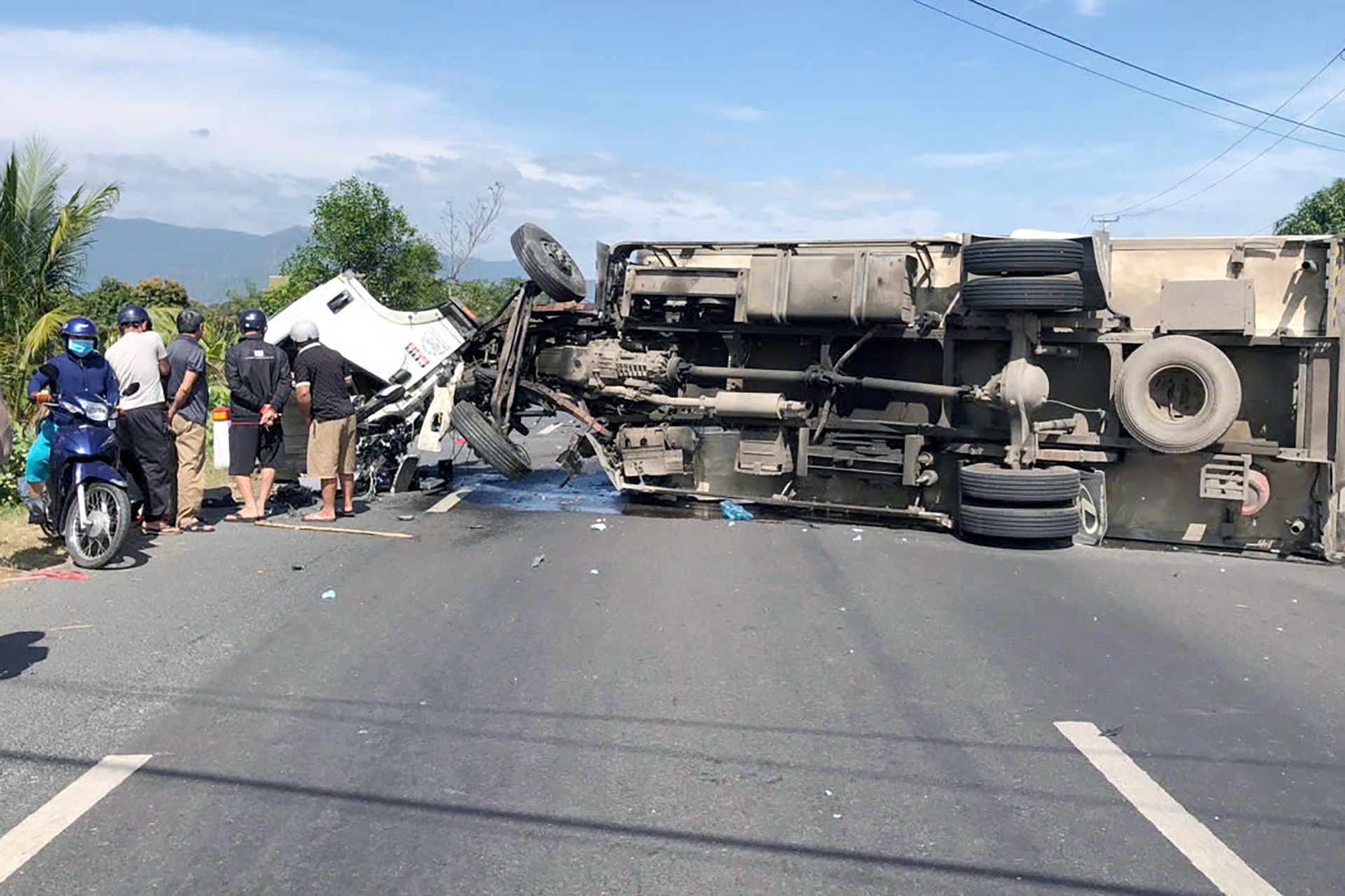 Xe tai dong lanh tong vo dai phan cach quoc lo, phu xe tu vong hinh anh