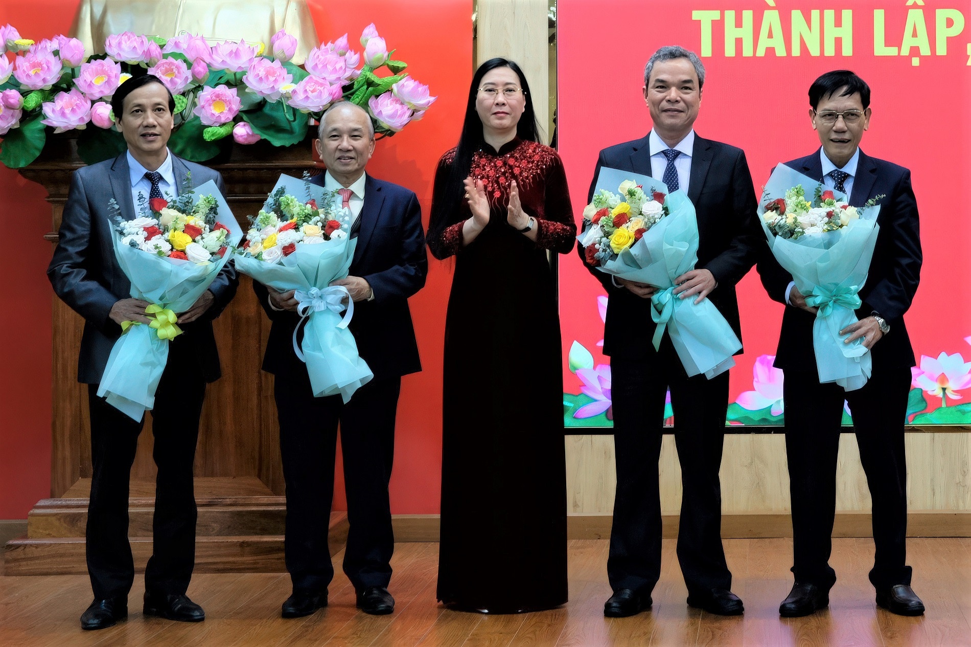 21 can bo chu chot cua Quang Ngai xin nghi huu truoc tuoi hinh anh