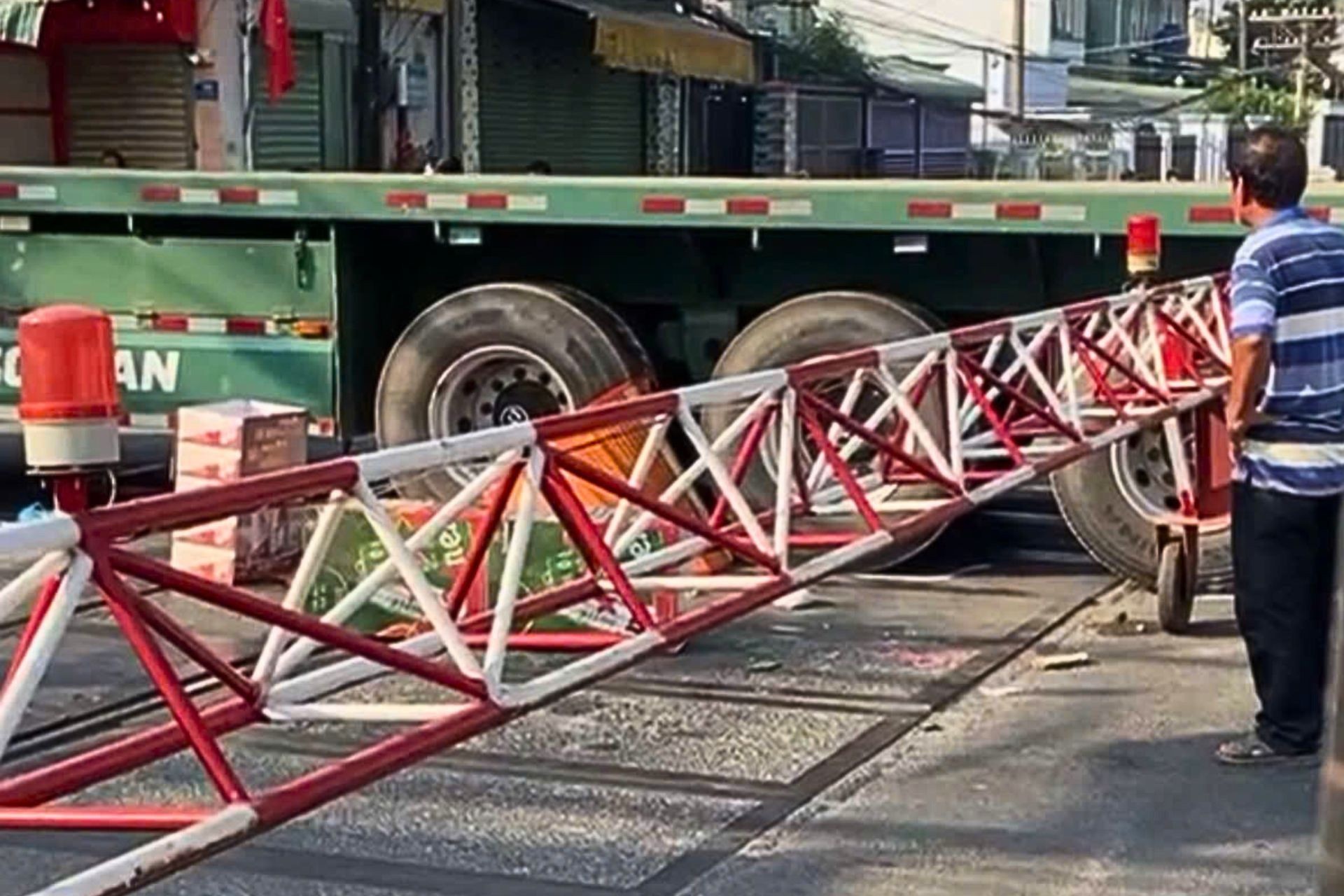 Tai nan chet nguoi o duong sat tai Dong Nai, tau hoa te liet hinh anh