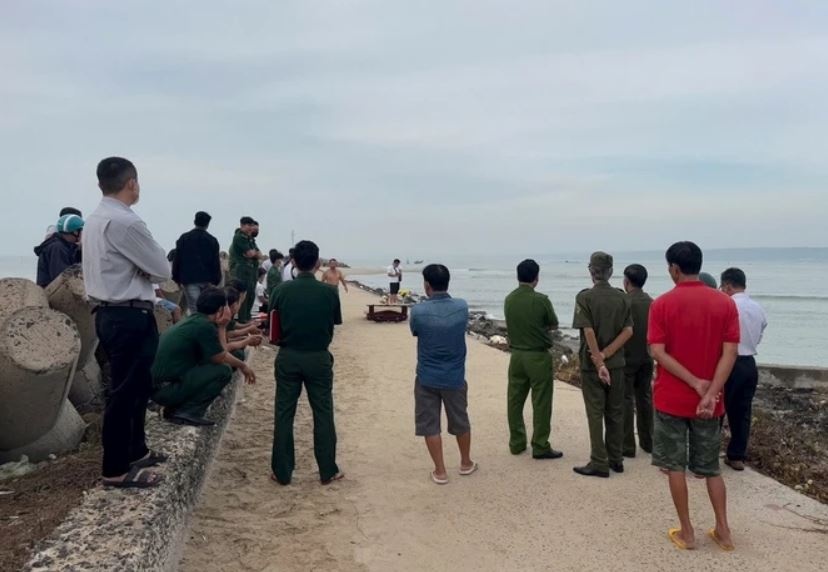 Tim thay thi the du khach duoi nuoc khi tam bien o Binh Thuan hinh anh