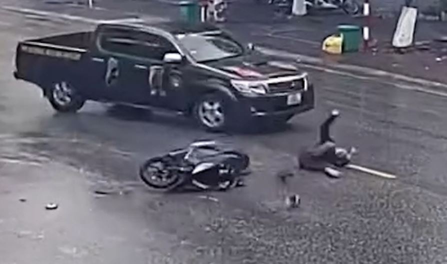 Tai xe oto mo cua dot ngot, nguoi di xe may nga vang ra duong hinh anh