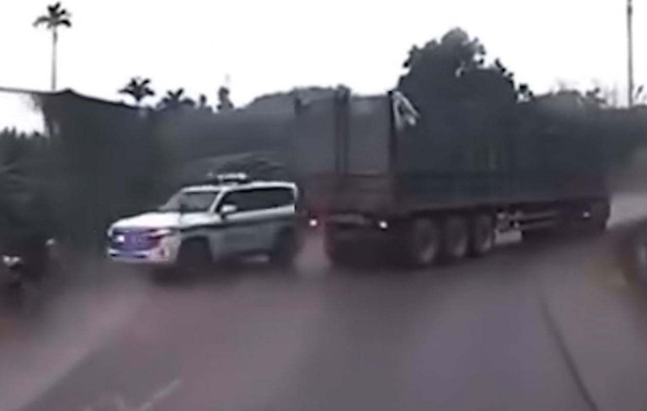 Phat tai xe oto dau keo co hanh vi can tro xe uu tien hinh anh