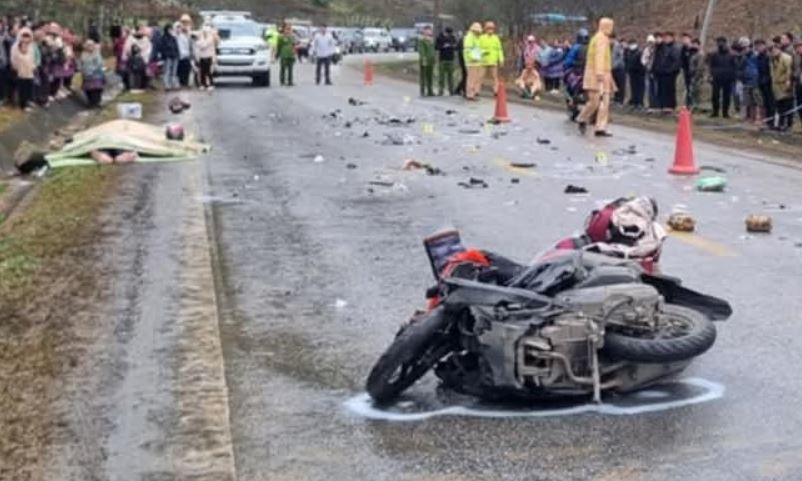 Tong truc dien oto ban tai, hai nguoi di xe may tu vong tai cho hinh anh