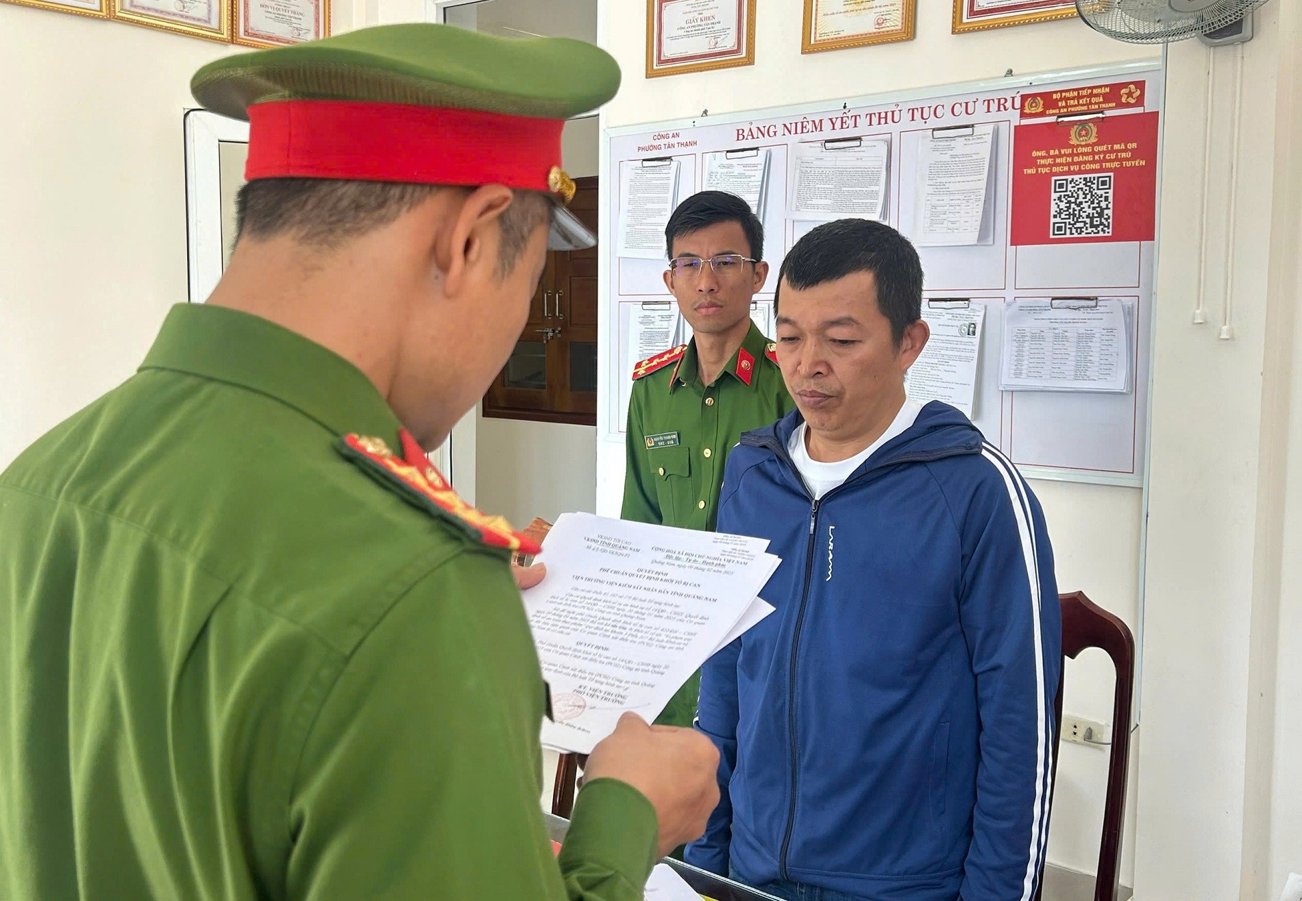 Bat nhan vien nha hang dung con y te pha che ruou lam 2 nguoi tu vong hinh anh