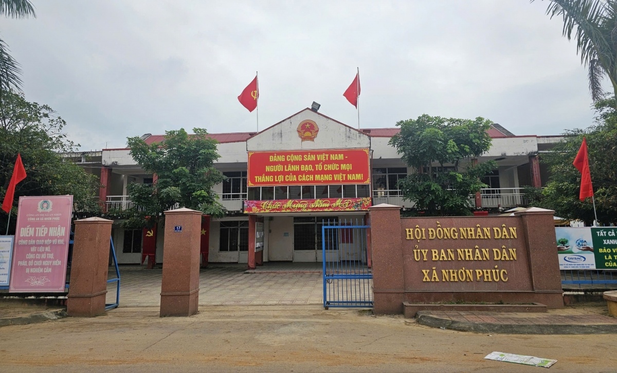 Khoi to mot chu tich xa o Binh Dinh lien quan khai thac khoang san hinh anh