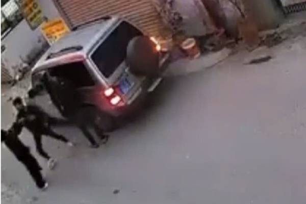 Tai xe xe bien xanh va nguoi phu nu danh nhau vi dau xe truoc ki ot hinh anh