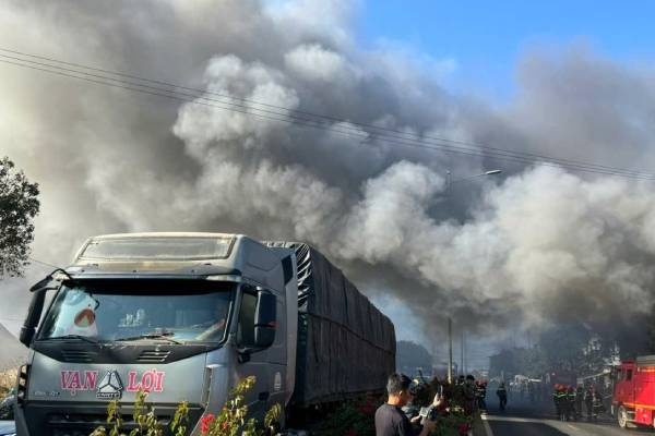 Chay lon o Dak Lak, 3 can nha lien ke bi thieu rui hinh anh