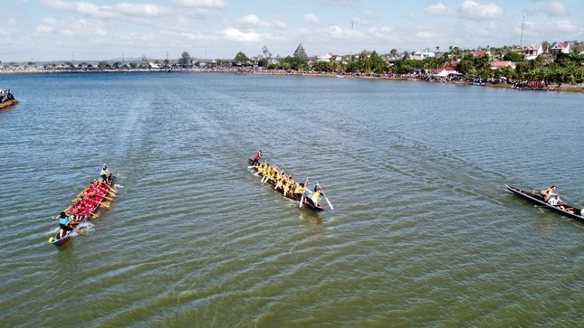 Cong an vao cuoc vu xo xat tai giai dua thuyen truyen thong o Dak Lak hinh anh