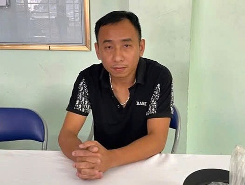 Bat doi tuong trom 22 chiec iPhone ban lay tien mo so tiet kiem hinh anh