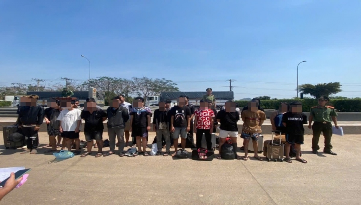 Tiep nhan 24 nguoi bi lua sang Campuchia lam viec nhe, luong cao hinh anh