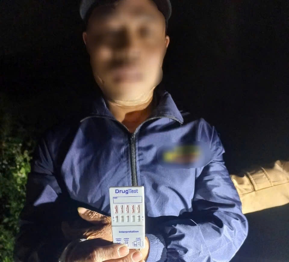 Tai xe xe khach,  Duong tinh ma tuy anh 1