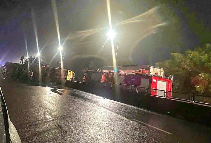 Lat xe khach tai QL1 qua Phu Yen, 3 nguoi chet hinh anh