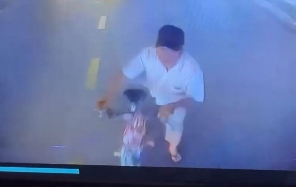 Nguoi di xe dap chan dau, dap xe buyt gay nao loan duong TP.HCM hinh anh