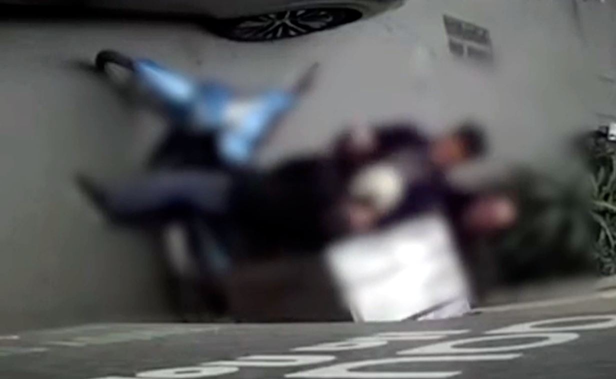 Dien bien dieu tra vu tai xe oto Lexus hanh hung shipper o Ha Noi hinh anh