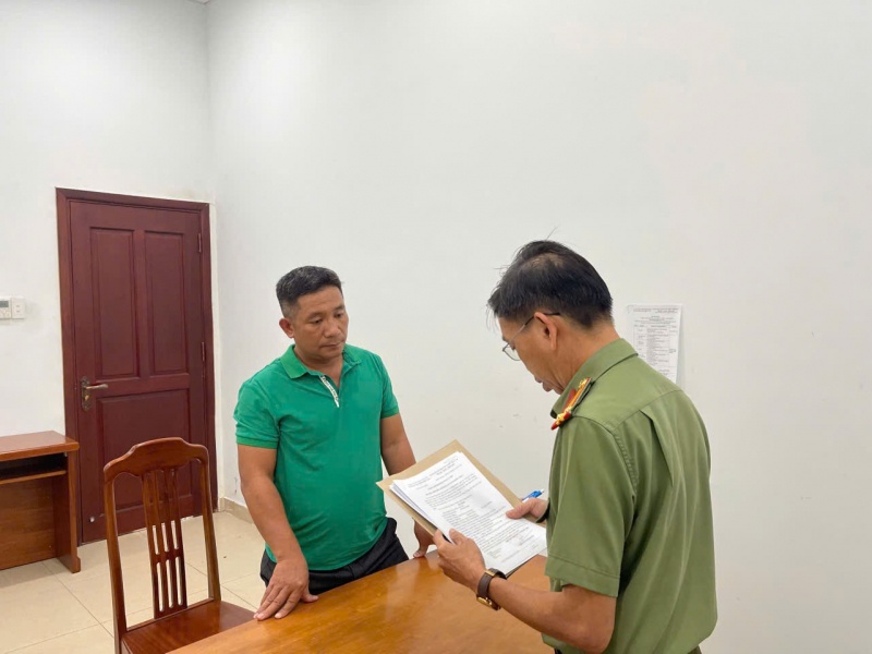 Mua ban,  Hoa don trai phep,  Nguyen Thi Kim Uyen,  Bui Quang Minh anh 1