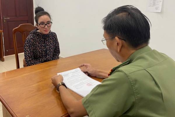 Khoi to giam doc tham gia duong day mua ban hoa don trai phep hinh anh